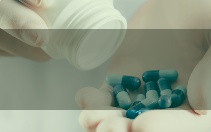 Persona recibiendo pastillas de un frasco
