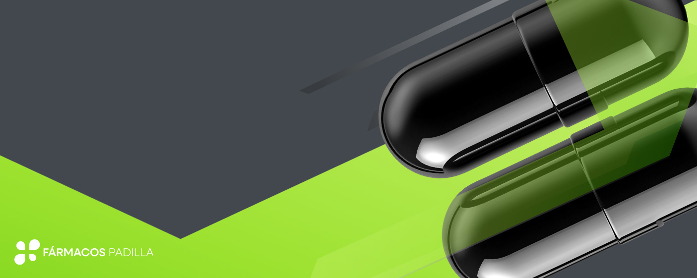 Pareja sonriendo en la playa