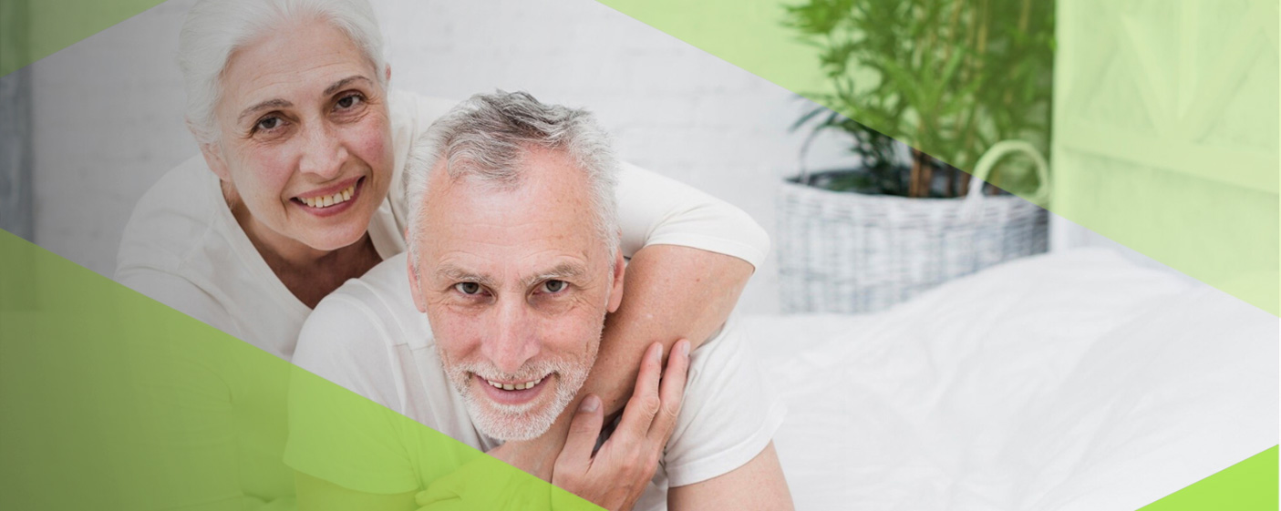 Pareja de adultos mayores abrazándose